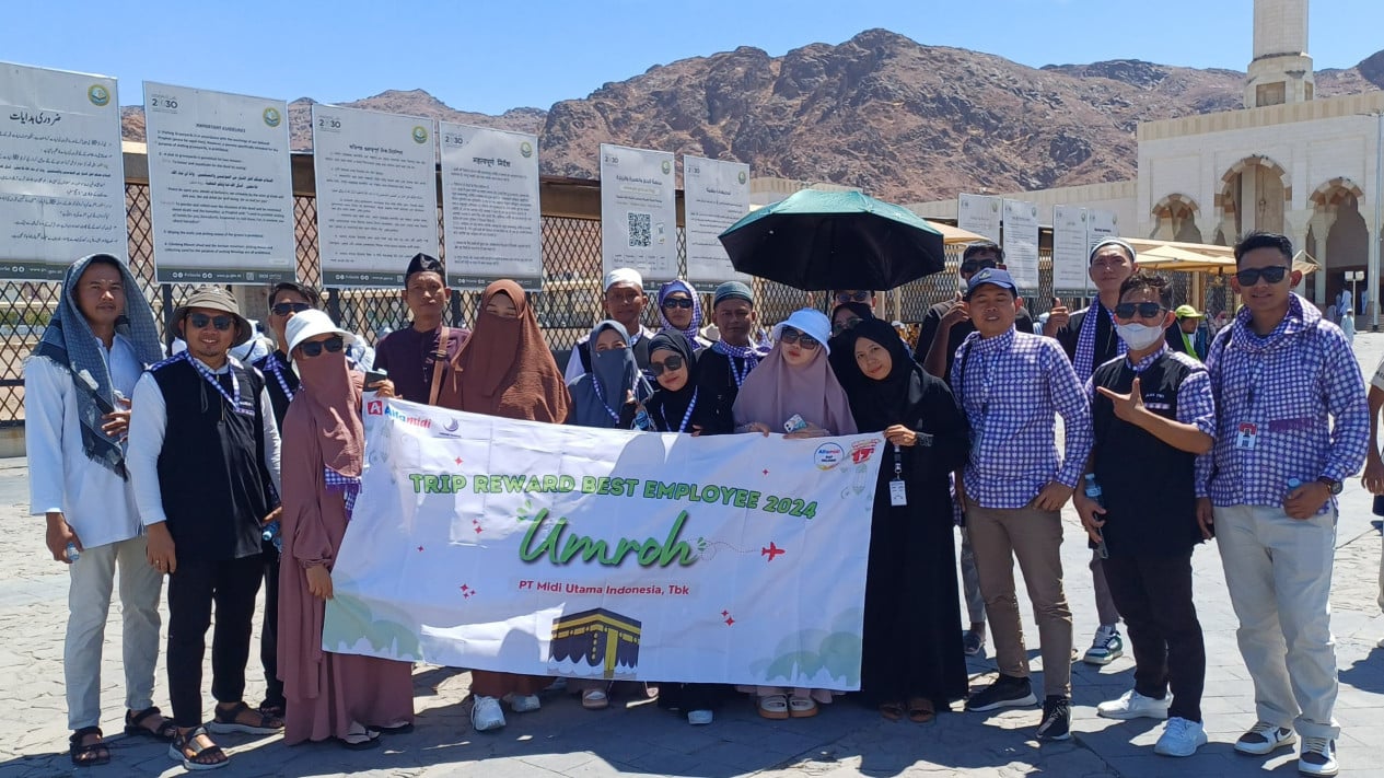 Alfamidi Berangkatkan Puluhan Pegawai Berprestasi Ibadah Umrah